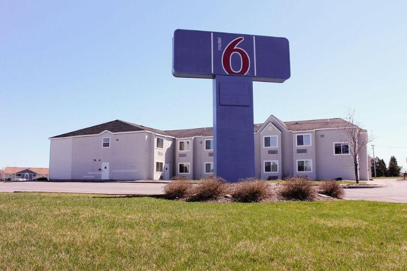 Quality Inn & Suites Watertown Fort Drum Calcium Exterior photo